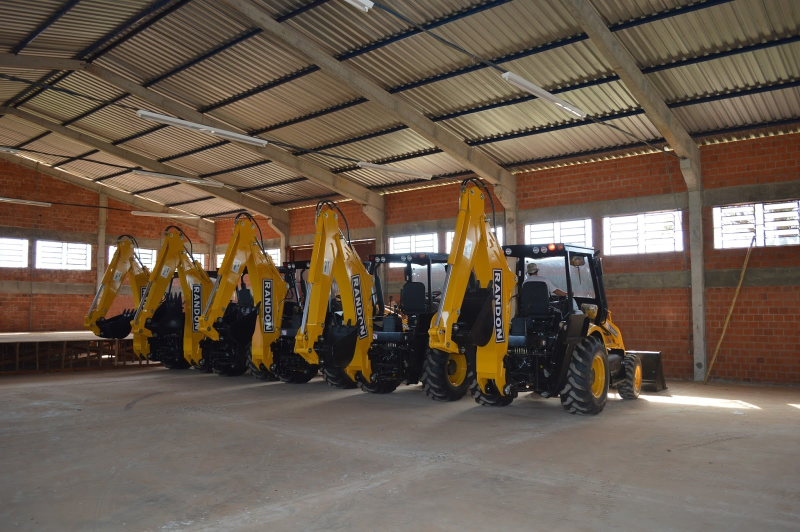 Porto Xavier contemplado com retroescavadeira do PAC 2